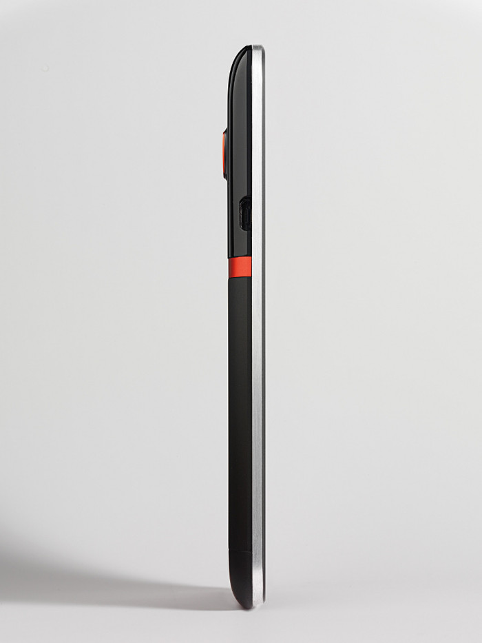 EVO 4G được cài sẵn hệ điều hành Android ICS mới nhất đi kèm giao diện HTC Sense™ 4.0, vi xử lý lõi kép 1.5GHz Qualcomm Snapdragon S4 MSM8960, màn hình 4.7-inch Super LCD độ phân giải HD 720p trang bị kính cường lực Gorilla Glass, camera phía sau 8 megapixel được hỗ trợ bởi một imageCHIP chuyên dụng, camera trước 1.3Mpx hỗ trợ thoại video, 1GB RAM,16GB bộ nhớ trong ngoài ra khách hàng được miễn phí 25GB luu trữ của Dropbox, kết nối NFC, Google Wallet, 4G LTE và một pin 2.000 mAh. Đặc biệt nhà mạng Sprint sẽ tích hợp công nghệ HD Voice độc quyền cho EVO 4G, công nghệ này giúp tăng khả năng về chất lượng đàm thoại cho khách hàng. EVO 4G được cài sẵn hệ điều hành Android ICS mới nhất đi kèm giao diện HTC Sense™ 4.0, vi xử lý lõi kép 1.5GHz Qualcomm Snapdragon S4 MSM8960, màn hình 4.7-inch Super LCD độ phân giải HD 720p trang bị kính cường lực Gorilla Glass, camera phía sau 8 megapixel được hỗ trợ bởi một imageCHIP chuyên dụng, camera trước 1.3Mpx hỗ trợ thoại video, 1GB RAM,16GB bộ nhớ trong ngoài ra khách hàng được miễn phí 25GB luu trữ của Dropbox, kết nối NFC, Google Wallet, 4G LTE và một pin 2.000 mAh. Đặc biệt nhà mạng Sprint sẽ tích hợp công nghệ HD Voice độc quyền cho EVO 4G, công nghệ này giúp tăng khả năng về chất lượng đàm thoại cho khách hàng.