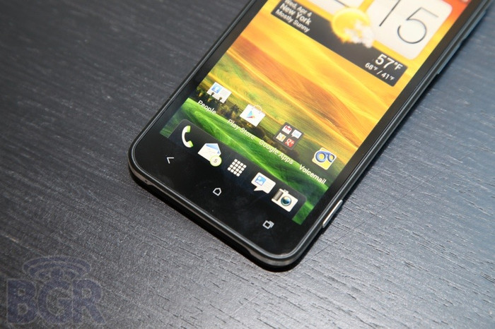 EVO 4G được cài sẵn hệ điều hành Android ICS mới nhất đi kèm giao diện HTC Sense™ 4.0, vi xử lý lõi kép 1.5GHz Qualcomm Snapdragon S4 MSM8960, màn hình 4.7-inch Super LCD độ phân giải HD 720p trang bị kính cường lực Gorilla Glass, camera phía sau 8 megapixel được hỗ trợ bởi một imageCHIP chuyên dụng, camera trước 1.3Mpx hỗ trợ thoại video, 1GB RAM,16GB bộ nhớ trong ngoài ra khách hàng được miễn phí 25GB luu trữ của Dropbox, kết nối NFC, Google Wallet, 4G LTE và một pin 2.000 mAh. Đặc biệt nhà mạng Sprint sẽ tích hợp công nghệ HD Voice độc quyền cho EVO 4G, công nghệ này giúp tăng khả năng về chất lượng đàm thoại cho khách hàng. EVO 4G được cài sẵn hệ điều hành Android ICS mới nhất đi kèm giao diện HTC Sense™ 4.0, vi xử lý lõi kép 1.5GHz Qualcomm Snapdragon S4 MSM8960, màn hình 4.7-inch Super LCD độ phân giải HD 720p trang bị kính cường lực Gorilla Glass, camera phía sau 8 megapixel được hỗ trợ bởi một imageCHIP chuyên dụng, camera trước 1.3Mpx hỗ trợ thoại video, 1GB RAM,16GB bộ nhớ trong ngoài ra khách hàng được miễn phí 25GB luu trữ của Dropbox, kết nối NFC, Google Wallet, 4G LTE và một pin 2.000 mAh. Đặc biệt nhà mạng Sprint sẽ tích hợp công nghệ HD Voice độc quyền cho EVO 4G, công nghệ này giúp tăng khả năng về chất lượng đàm thoại cho khách hàng.