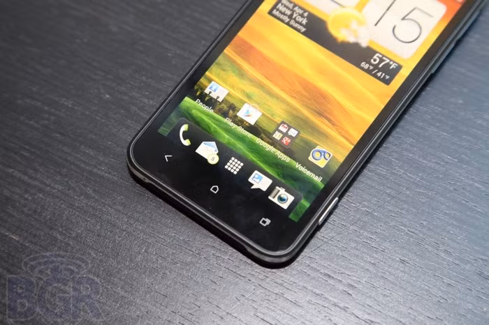 EVO 4G được cài sẵn hệ điều hành Android ICS mới nhất đi kèm giao diện HTC Sense™ 4.0, vi xử lý lõi kép 1.5GHz Qualcomm Snapdragon S4 MSM8960, màn hình 4.7-inch Super LCD độ phân giải HD 720p trang bị kính cường lực Gorilla Glass, camera phía sau 8 megapixel được hỗ trợ bởi một imageCHIP chuyên dụng, camera trước 1.3Mpx hỗ trợ thoại video, 1GB RAM,16GB bộ nhớ trong ngoài ra khách hàng được miễn phí 25GB luu trữ của Dropbox, kết nối NFC, Google Wallet, 4G LTE và một pin 2.000 mAh. Đặc biệt nhà mạng Sprint sẽ tích hợp công nghệ HD Voice độc quyền cho EVO 4G, công nghệ này giúp tăng khả năng về chất lượng đàm thoại cho khách hàng.