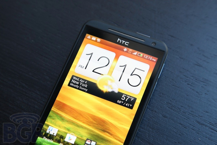 EVO 4G được cài sẵn hệ điều hành Android ICS mới nhất đi kèm giao diện HTC Sense™ 4.0, vi xử lý lõi kép 1.5GHz Qualcomm Snapdragon S4 MSM8960, màn hình 4.7-inch Super LCD độ phân giải HD 720p trang bị kính cường lực Gorilla Glass, camera phía sau 8 megapixel được hỗ trợ bởi một imageCHIP chuyên dụng, camera trước 1.3Mpx hỗ trợ thoại video, 1GB RAM,16GB bộ nhớ trong ngoài ra khách hàng được miễn phí 25GB luu trữ của Dropbox, kết nối NFC, Google Wallet, 4G LTE và một pin 2.000 mAh. Đặc biệt nhà mạng Sprint sẽ tích hợp công nghệ HD Voice độc quyền cho EVO 4G, công nghệ này giúp tăng khả năng về chất lượng đàm thoại cho khách hàng. EVO 4G được cài sẵn hệ điều hành Android ICS mới nhất đi kèm giao diện HTC Sense™ 4.0, vi xử lý lõi kép 1.5GHz Qualcomm Snapdragon S4 MSM8960, màn hình 4.7-inch Super LCD độ phân giải HD 720p trang bị kính cường lực Gorilla Glass, camera phía sau 8 megapixel được hỗ trợ bởi một imageCHIP chuyên dụng, camera trước 1.3Mpx hỗ trợ thoại video, 1GB RAM,16GB bộ nhớ trong ngoài ra khách hàng được miễn phí 25GB luu trữ của Dropbox, kết nối NFC, Google Wallet, 4G LTE và một pin 2.000 mAh. Đặc biệt nhà mạng Sprint sẽ tích hợp công nghệ HD Voice độc quyền cho EVO 4G, công nghệ này giúp tăng khả năng về chất lượng đàm thoại cho khách hàng.