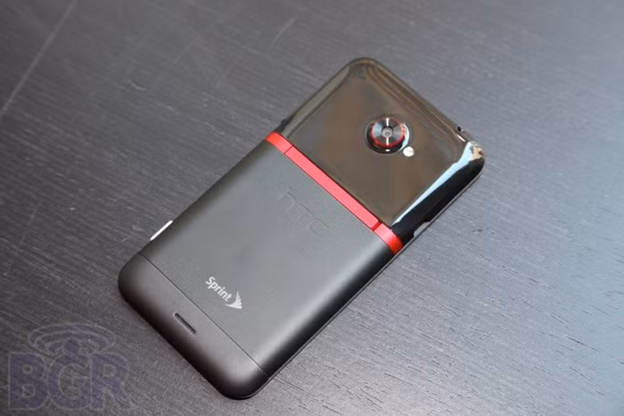 EVO 4G được cài sẵn hệ điều hành Android ICS mới nhất đi kèm giao diện HTC Sense™ 4.0, vi xử lý lõi kép 1.5GHz Qualcomm Snapdragon S4 MSM8960, màn hình 4.7-inch Super LCD độ phân giải HD 720p trang bị kính cường lực Gorilla Glass, camera phía sau 8 megapixel được hỗ trợ bởi một imageCHIP chuyên dụng, camera trước 1.3Mpx hỗ trợ thoại video, 1GB RAM,16GB bộ nhớ trong ngoài ra khách hàng được miễn phí 25GB luu trữ của Dropbox, kết nối NFC, Google Wallet, 4G LTE và một pin 2.000 mAh. Đặc biệt nhà mạng Sprint sẽ tích hợp công nghệ HD Voice độc quyền cho EVO 4G, công nghệ này giúp tăng khả năng về chất lượng đàm thoại cho khách hàng.