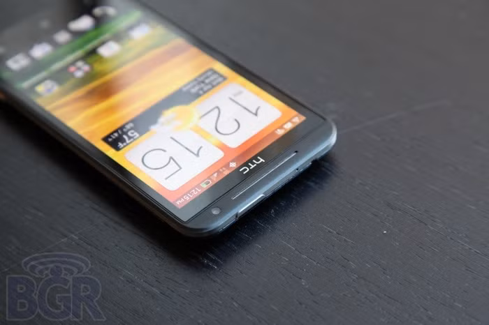 EVO 4G được cài sẵn hệ điều hành Android ICS mới nhất đi kèm giao diện HTC Sense™ 4.0, vi xử lý lõi kép 1.5GHz Qualcomm Snapdragon S4 MSM8960, màn hình 4.7-inch Super LCD độ phân giải HD 720p trang bị kính cường lực Gorilla Glass, camera phía sau 8 megapixel được hỗ trợ bởi một imageCHIP chuyên dụng, camera trước 1.3Mpx hỗ trợ thoại video, 1GB RAM,16GB bộ nhớ trong ngoài ra khách hàng được miễn phí 25GB luu trữ của Dropbox, kết nối NFC, Google Wallet, 4G LTE và một pin 2.000 mAh. Đặc biệt nhà mạng Sprint sẽ tích hợp công nghệ HD Voice độc quyền cho EVO 4G, công nghệ này giúp tăng khả năng về chất lượng đàm thoại cho khách hàng.