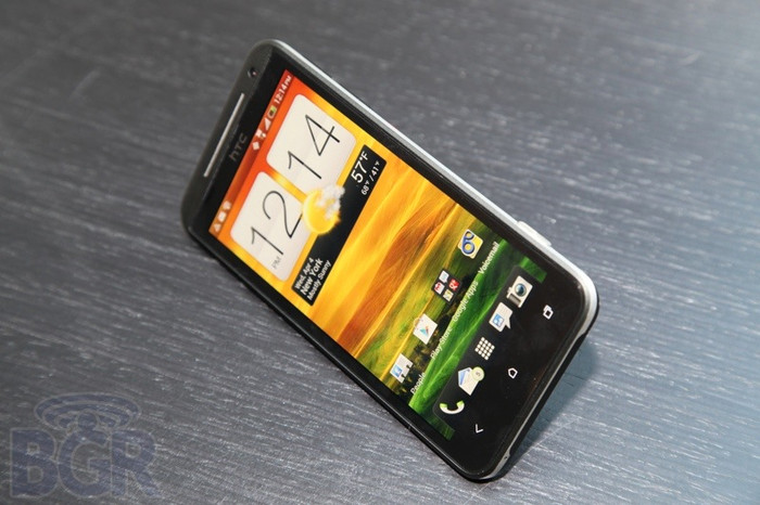 EVO 4G được cài sẵn hệ điều hành Android ICS mới nhất đi kèm giao diện HTC Sense™ 4.0, vi xử lý lõi kép 1.5GHz Qualcomm Snapdragon S4 MSM8960, màn hình 4.7-inch Super LCD độ phân giải HD 720p trang bị kính cường lực Gorilla Glass, camera phía sau 8 megapixel được hỗ trợ bởi một imageCHIP chuyên dụng, camera trước 1.3Mpx hỗ trợ thoại video, 1GB RAM,16GB bộ nhớ trong ngoài ra khách hàng được miễn phí 25GB luu trữ của Dropbox, kết nối NFC, Google Wallet, 4G LTE và một pin 2.000 mAh. Đặc biệt nhà mạng Sprint sẽ tích hợp công nghệ HD Voice độc quyền cho EVO 4G, công nghệ này giúp tăng khả năng về chất lượng đàm thoại cho khách hàng. EVO 4G được cài sẵn hệ điều hành Android ICS mới nhất đi kèm giao diện HTC Sense™ 4.0, vi xử lý lõi kép 1.5GHz Qualcomm Snapdragon S4 MSM8960, màn hình 4.7-inch Super LCD độ phân giải HD 720p trang bị kính cường lực Gorilla Glass, camera phía sau 8 megapixel được hỗ trợ bởi một imageCHIP chuyên dụng, camera trước 1.3Mpx hỗ trợ thoại video, 1GB RAM,16GB bộ nhớ trong ngoài ra khách hàng được miễn phí 25GB luu trữ của Dropbox, kết nối NFC, Google Wallet, 4G LTE và một pin 2.000 mAh. Đặc biệt nhà mạng Sprint sẽ tích hợp công nghệ HD Voice độc quyền cho EVO 4G, công nghệ này giúp tăng khả năng về chất lượng đàm thoại cho khách hàng.