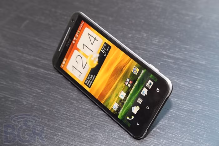 EVO 4G được cài sẵn hệ điều hành Android ICS mới nhất đi kèm giao diện HTC Sense™ 4.0, vi xử lý lõi kép 1.5GHz Qualcomm Snapdragon S4 MSM8960, màn hình 4.7-inch Super LCD độ phân giải HD 720p trang bị kính cường lực Gorilla Glass, camera phía sau 8 megapixel được hỗ trợ bởi một imageCHIP chuyên dụng, camera trước 1.3Mpx hỗ trợ thoại video, 1GB RAM,16GB bộ nhớ trong ngoài ra khách hàng được miễn phí 25GB luu trữ của Dropbox, kết nối NFC, Google Wallet, 4G LTE và một pin 2.000 mAh. Đặc biệt nhà mạng Sprint sẽ tích hợp công nghệ HD Voice độc quyền cho EVO 4G, công nghệ này giúp tăng khả năng về chất lượng đàm thoại cho khách hàng.