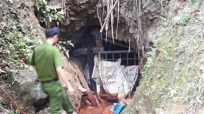 Một chốt gác của công an tại hầm lò số 10 để ngăn dân vào trong đào vàng. Ảnh: TT