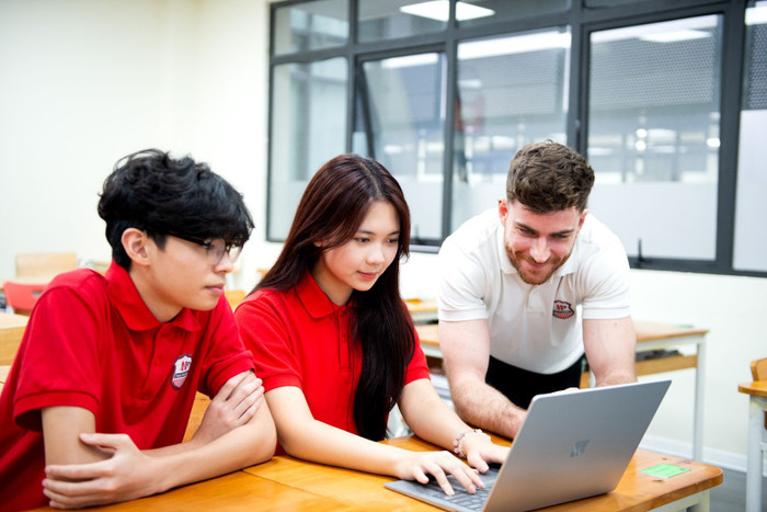 Nhà trường chú trọng trang bị cho học sinh kiến thức và kĩ năng để thành công trong thời đại toàn cầu hóa hiện nay. Nhà trường chú trọng trang bị cho học sinh kiến thức và kĩ năng để thành công trong thời đại toàn cầu hóa hiện nay.