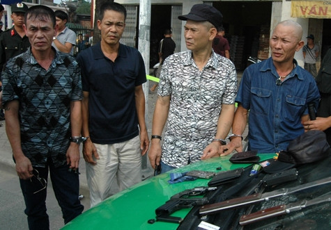 Bốn đối tượng cùng các tang vật. Bốn đối tượng cùng các tang vật.