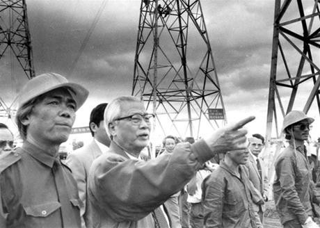Thủ tướng Võ Văn Kiệt trong ngày hoàn thành đường dây tải điện 500KV Bắc - Nam năm 1994 (Ảnh: Nguyễn Công Thành) Thủ tướng Võ Văn Kiệt trong ngày hoàn thành đường dây tải điện 500KV Bắc - Nam năm 1994 (Ảnh: Nguyễn Công Thành)