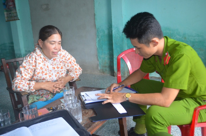 Cơ quan chức năng xử phạt một cơ sở chế biến thực phẩm bẩn ở Đà Nẵng. Ảnh: TT Cơ quan chức năng xử phạt một cơ sở chế biến thực phẩm bẩn ở Đà Nẵng. Ảnh: TT