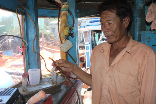Ông Mai Văn Lê, máy trưởng tàu QNg 90153 TS: Hệ thống máy Icom và các trang thiết bị khác đều bị thu giữ