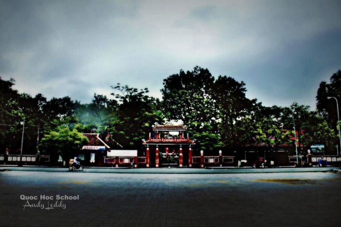 Quốc Học được thành lập trên nền của Dinh Thủy sư, nằm hướng ra đường Lê Lợi. Công trình kiến trúc được xây dựng theo kiểu Pháp vào đầu thế kỷ 20, trường có tên là Pháp tự Quốc học Đường với mục đích giảng dạy tiếng Pháp, chữ Quốc ngữ và chữ Nho ở bậc tiểu học. Trưởng giáo đầu tiên tức hiệu trưởng là Ngô Đình Khả, phụ tá trưởng giáo là Nguyễn Văn Mại. Quốc Học được thành lập trên nền của Dinh Thủy sư, nằm hướng ra đường Lê Lợi. Công trình kiến trúc được xây dựng theo kiểu Pháp vào đầu thế kỷ 20, trường có tên là Pháp tự Quốc học Đường với mục đích giảng dạy tiếng Pháp, chữ Quốc ngữ và chữ Nho ở bậc tiểu học. Trưởng giáo đầu tiên tức hiệu trưởng là Ngô Đình Khả, phụ tá trưởng giáo là Nguyễn Văn Mại.