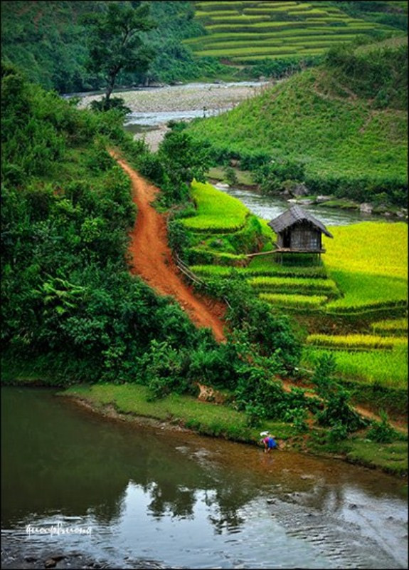 Núi, sông, mái lều, con đường mòn đất đỏ tạo thành một bức tranh sơn thủy hữu tình