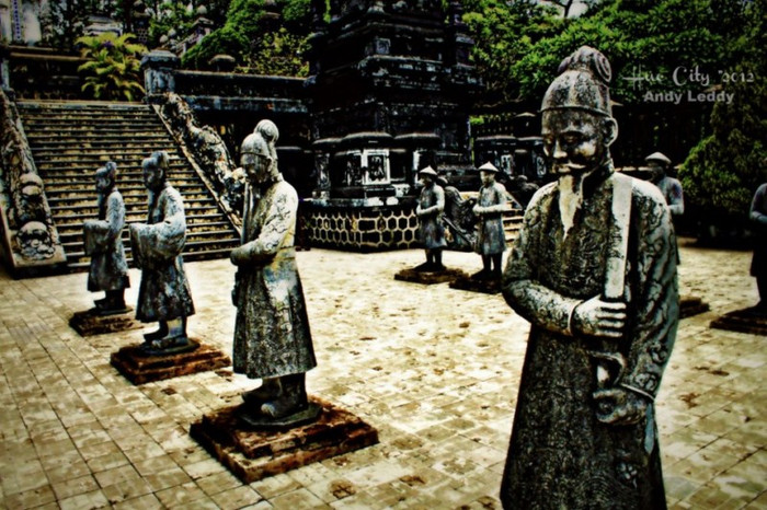 Những bức tượng đá trong Lăng Khải Định