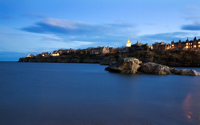 Với các tòa nhà tuyệt đẹp cổ xưa của và bờ biển sương mù bao phủ đầy kịch tính, Đại học St Andrews là một thiết kế có lẽ không ngạc nhiên lắm cho sự lãng mạn của tất cả mọi người yêu thích. >>Chùm ảnh:Học sinh 5 nước tranh tài trong ngày hội Robotics 2012 >>Hoa khôi các trường Đại học, Cao đẳng >>Ngôi sao học đường Với các tòa nhà tuyệt đẹp cổ xưa của và bờ biển sương mù bao phủ đầy kịch tính, Đại học St Andrews là một thiết kế có lẽ không ngạc nhiên lắm cho sự lãng mạn của tất cả mọi người yêu thích. >>Chùm ảnh:Học sinh 5 nước tranh tài trong ngày hội Robotics 2012 >>Hoa khôi các trường Đại học, Cao đẳng >>Ngôi sao học đường