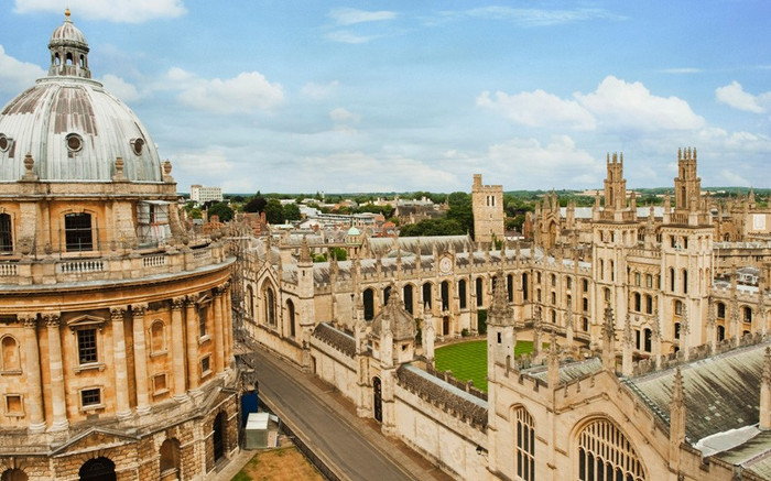 Đại học Oxford với ngọn tháp thơ mộng, đá vàng, nhiều sinh viên đã lấy cảm hứng cho các thế hệ sau bởi ngọn tháp đẹp này. Điểm nổi bật kiến trúc bao gồm Radcliffe Camera thế kỷ 18 (ảnh trái), thư viện Bodleian và Magdalen Colleg bên phải. >>Chùm ảnh:Học sinh 5 nước tranh tài trong ngày hội Robotics 2012 >>Hoa khôi các trường Đại học, Cao đẳng >>Ngôi sao học đường Đại học Oxford với ngọn tháp thơ mộng, đá vàng, nhiều sinh viên đã lấy cảm hứng cho các thế hệ sau bởi ngọn tháp đẹp này. Điểm nổi bật kiến trúc bao gồm Radcliffe Camera thế kỷ 18 (ảnh trái), thư viện Bodleian và Magdalen Colleg bên phải. >>Chùm ảnh:Học sinh 5 nước tranh tài trong ngày hội Robotics 2012 >>Hoa khôi các trường Đại học, Cao đẳng >>Ngôi sao học đường
