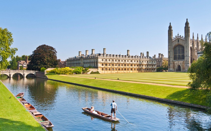 Nhắc đến Oxford không thể không nhắc đến Cambridge. Đây là viện đại học cổ xưa thứ hai sau viện đại học Oxford. Du khách thường đặc biệt ngưỡng mộ vị trí đẹp như mơ này, ánh nắng chan hòa và dòng sông cạnh trường rất thơ mộng. >>Chùm ảnh:Học sinh 5 nước tranh tài trong ngày hội Robotics 2012 >>Hoa khôi các trường Đại học, Cao đẳng >>Ngôi sao học đường Nhắc đến Oxford không thể không nhắc đến Cambridge. Đây là viện đại học cổ xưa thứ hai sau viện đại học Oxford. Du khách thường đặc biệt ngưỡng mộ vị trí đẹp như mơ này, ánh nắng chan hòa và dòng sông cạnh trường rất thơ mộng. >>Chùm ảnh:Học sinh 5 nước tranh tài trong ngày hội Robotics 2012 >>Hoa khôi các trường Đại học, Cao đẳng >>Ngôi sao học đường