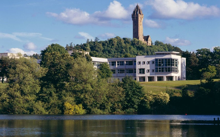 Đài tưởng niệm Wallace và công trình Cottrell là hai đặc điểm nổi bật của Đại học Stirling được hưởng lợi từ môi trường xung quanh tuyệt đẹp. Miền địa phương tự hào có một lâu đài, hồ, đồng cỏ và rừng - và thực sự chơi golf ở đây rất tuyệt. >>Chùm ảnh:Học sinh 5 nước tranh tài trong ngày hội Robotics 2012 >>Hoa khôi các trường Đại học, Cao đẳng >>Ngôi sao học đường Đài tưởng niệm Wallace và công trình Cottrell là hai đặc điểm nổi bật của Đại học Stirling được hưởng lợi từ môi trường xung quanh tuyệt đẹp. Miền địa phương tự hào có một lâu đài, hồ, đồng cỏ và rừng - và thực sự chơi golf ở đây rất tuyệt. >>Chùm ảnh:Học sinh 5 nước tranh tài trong ngày hội Robotics 2012 >>Hoa khôi các trường Đại học, Cao đẳng >>Ngôi sao học đường