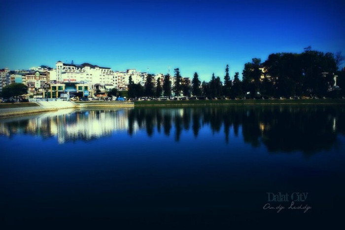 Thành phố soi bóng dưới hồ Xuân Hương. Thành phố soi bóng dưới hồ Xuân Hương.