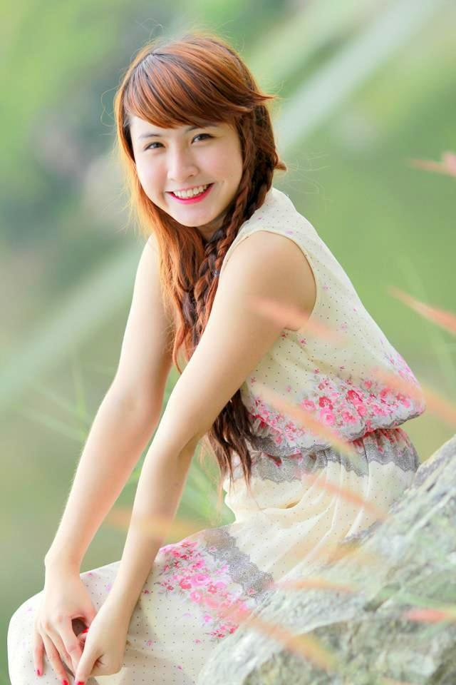 Nguyễn Thị Cẩm Vân sinh năm 1992, hiện là sinh viên Khoa Tài chính - Ngân hàng, Trường ĐH Công Nghiệp TP Hồ Chí Minh. AI ĐẸP HƠN HOTGIRL KIM PHƯỢNG? NHỮNG NỮ SINH DIỆN DÁO DÀI ĐẸP HƠN CẢ HOA HẬU MAI PHƯƠNG THÚY(P29) HOTGIRL HỌC V IỆN BÁO CHÍ ĐẸP RẠNG NGỜI TRONG SẮC THU NỮ SINH ĐH PHƯƠNG ĐÔNG THƯỚT THA ÁO DÀI NGẨN NGƠ TRƯỚC STYLE DỄ THƯƠNG CỦA HƯƠNG ZINNIE KINH DỊ LỄ HỘI HÓA TRANG CỦA SINH VIÊN