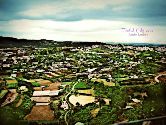 Toàn cảnh Đà Lạt nhìn từ trên cáp treo qua chùa Trúc lâm. Toàn cảnh Đà Lạt nhìn từ trên cáp treo qua chùa Trúc lâm.