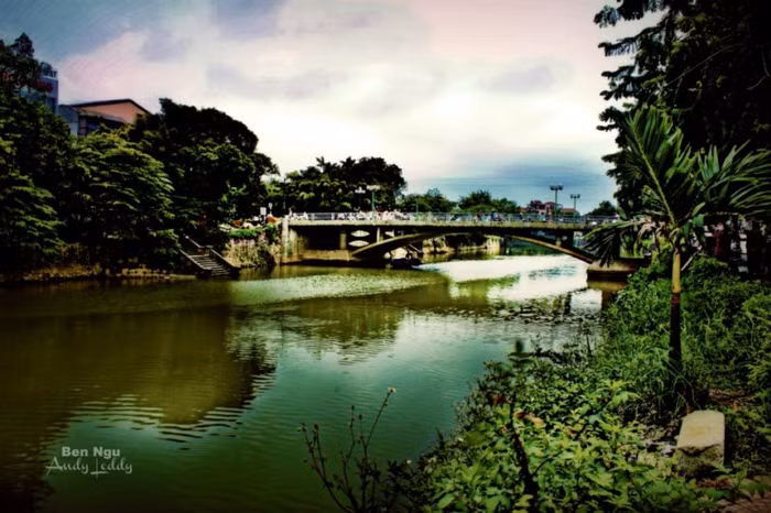 Bến Ngự là một địa danh gắn liền với cụ Phan Bội Châu (thời gian bị quản thúc ở Huế năm 1925 – 1940, người ta thường gọi cụ là “ông già Bến Ngự”). Danh từ Bến Ngự gắn bó mật thiết với người dân Huế: bằng các địa danh: chợ Bến Ngự, cầu Bến Ngự; ăn sâu vào văn hóa thơ, nhạc: “Đêm tàn Bến Ngự",“Chợ Bến Ngự”vốn mang tên “Dương Xuân hạ”...