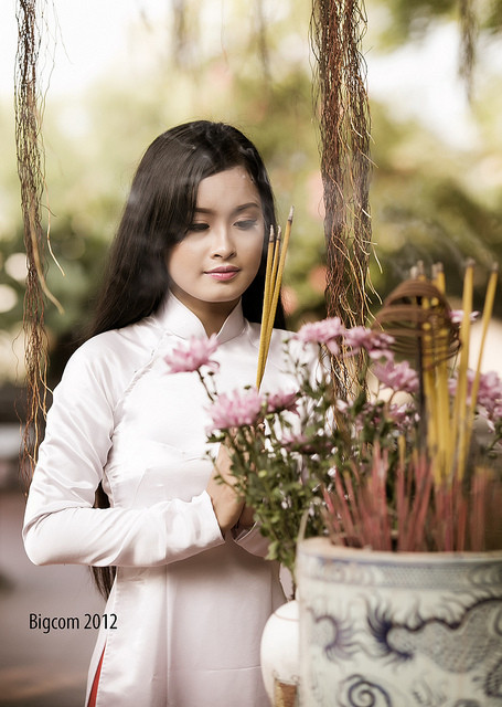 Bộ ảnh được thực hiện tại Đền Giếng, Làng Diềm - Làng quan họ gốc Bắc Ninh, Thùy Dương có lúc trầm mặc, suy tư và cô cảm nhận được sự yên bình khi đi lễ chùa hành hương. <<NỮ SINH KINH BẮC DỊU DÀNG KHOE SẮC TRONG TÀ ÁO DÀI <<HOT GIRL CẨM TÚ ĐẸP LÃNG MẠN TRONG SẮC MÀU HOA CỎ <<NGỠ NGÀNG HOT GIRL CÓ VẺ ĐẸP GIỐNG CA SỸ BẢO THY <<NỮ SINH CĐ DU LỊCH ĐẸP DỊU DÀNG TRONG NẮNG THU