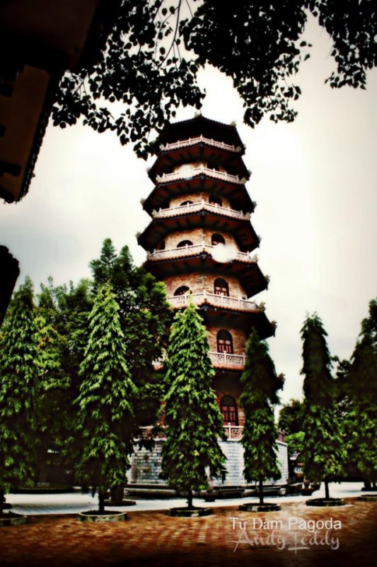 Chùa Từ Đàm được khai sáng vào khoảng năm 1690, tức vào cuối thế kỷ thứ XVII, đến nay đã trên 300 năm vào thời Trịnh – Nguyễn phân tranh.