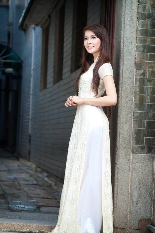 Ánh Tuyết cho biết thêm: "Trong lúc chụp hình có nhiểu du khách nước ngoài đi vãn cảnh chùa ngang qua cũng giơ máy ảnh chụp tôi có lẽ vì tôi mặc bộ áo dài thể hiện truyền thống của người Việt Nam và họ tỏ ra thích thú, tôi rất vui và tự hào là người con gái Việt". <<Á KHÔI CĐ TÀI CHÍNH - HẢI QUAN ĐẸP LÃNG MẠN TRONG SẮC TÍM <<Á KHÔI SARAH TUYẾT VAI TRẦN GỢI CẢM <<NỤ CƯỜI THIÊN THẦN CỦA THIẾU NỮ CẨM VÂN <<HOTGIRL HỌC VIỆN BÁO CHÍ ĐẸP RẠNG NGỜI TRONG SẮC THU >>MIDU KHOE VẺ ĐẸP GỢI CẢM GIỮA SÀI GÒN HOA LỆ >>NHỮNG NỮ SINH DIỆN ÁO DÀI ĐẸP HƠN HOA HẬU MAI PHƯƠNG THÚY (P33) Ánh Tuyết cho biết thêm: "Trong lúc chụp hình có nhiểu du khách nước ngoài đi vãn cảnh chùa ngang qua cũng giơ máy ảnh chụp tôi có lẽ vì tôi mặc bộ áo dài thể hiện truyền thống của người Việt Nam và họ tỏ ra thích thú, tôi rất vui và tự hào là người con gái Việt". <<Á KHÔI CĐ TÀI CHÍNH - HẢI QUAN ĐẸP LÃNG MẠN TRONG SẮC TÍM <<Á KHÔI SARAH TUYẾT VAI TRẦN GỢI CẢM <<NỤ CƯỜI THIÊN THẦN CỦA THIẾU NỮ CẨM VÂN <<HOTGIRL HỌC VIỆN BÁO CHÍ ĐẸP RẠNG NGỜI TRONG SẮC THU >>MIDU KHOE VẺ ĐẸP GỢI CẢM GIỮA SÀI GÒN HOA LỆ >>NHỮNG NỮ SINH DIỆN ÁO DÀI ĐẸP HƠN HOA HẬU MAI PHƯƠNG THÚY (P33)