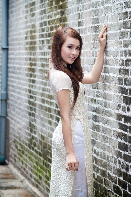 Tuyết Sarah tâm sự: "Vì mùng 1 chùa rất đông người nên cả ekip đành phải thực hiện bộ ảnh trong một ngõ nhỏ cạnh chùa, không gian hơi hẹp nên việc chọn góc chụp và dáng đứng rất khó khăn nhưng ai nấy đều cố gắng hết mình, và tôi rất hài lòng về bộ ảnh này". <<Á KHÔI CĐ TÀI CHÍNH - HẢI QUAN ĐẸP LÃNG MẠN TRONG SẮC TÍM <<Á KHÔI SARAH TUYẾT VAI TRẦN GỢI CẢM <<NỤ CƯỜI THIÊN THẦN CỦA THIẾU NỮ CẨM VÂN <<HOTGIRL HỌC VIỆN BÁO CHÍ ĐẸP RẠNG NGỜI TRONG SẮC THU >>MIDU KHOE VẺ ĐẸP GỢI CẢM GIỮA SÀI GÒN HOA LỆ >>NHỮNG NỮ SINH DIỆN ÁO DÀI ĐẸP HƠN HOA HẬU MAI PHƯƠNG THÚY (P33) Tuyết Sarah tâm sự: "Vì mùng 1 chùa rất đông người nên cả ekip đành phải thực hiện bộ ảnh trong một ngõ nhỏ cạnh chùa, không gian hơi hẹp nên việc chọn góc chụp và dáng đứng rất khó khăn nhưng ai nấy đều cố gắng hết mình, và tôi rất hài lòng về bộ ảnh này". <<Á KHÔI CĐ TÀI CHÍNH - HẢI QUAN ĐẸP LÃNG MẠN TRONG SẮC TÍM <<Á KHÔI SARAH TUYẾT VAI TRẦN GỢI CẢM <<NỤ CƯỜI THIÊN THẦN CỦA THIẾU NỮ CẨM VÂN <<HOTGIRL HỌC VIỆN BÁO CHÍ ĐẸP RẠNG NGỜI TRONG SẮC THU >>MIDU KHOE VẺ ĐẸP GỢI CẢM GIỮA SÀI GÒN HOA LỆ >>NHỮNG NỮ SINH DIỆN ÁO DÀI ĐẸP HƠN HOA HẬU MAI PHƯƠNG THÚY (P33)