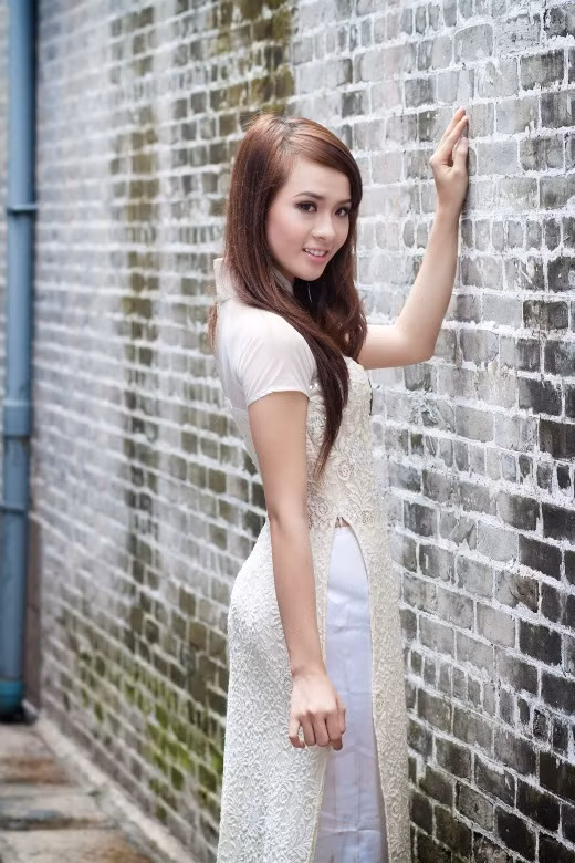 Tuyết Sarah tâm sự: "Vì mùng 1 chùa rất đông người nên cả ekip đành phải thực hiện bộ ảnh trong một ngõ nhỏ cạnh chùa, không gian hơi hẹp nên việc chọn góc chụp và dáng đứng rất khó khăn nhưng ai nấy đều cố gắng hết mình, và tôi rất hài lòng về bộ ảnh này". <<Á KHÔI CĐ TÀI CHÍNH - HẢI QUAN ĐẸP LÃNG MẠN TRONG SẮC TÍM <<Á KHÔI SARAH TUYẾT VAI TRẦN GỢI CẢM <<NỤ CƯỜI THIÊN THẦN CỦA THIẾU NỮ CẨM VÂN <<HOTGIRL HỌC VIỆN BÁO CHÍ ĐẸP RẠNG NGỜI TRONG SẮC THU >>MIDU KHOE VẺ ĐẸP GỢI CẢM GIỮA SÀI GÒN HOA LỆ >>NHỮNG NỮ SINH DIỆN ÁO DÀI ĐẸP HƠN HOA HẬU MAI PHƯƠNG THÚY (P33)