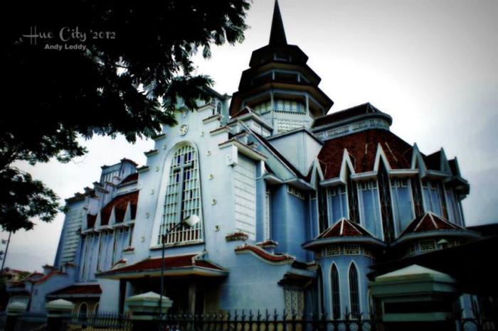 "Nhà thờ dòng Chúa Cứu Thế" hay có tên khác nữa là "nhà thờ Đức Mẹ Hằng Cứu Giúp" , nằm ở cuối đường Nguyễn Huệ, Tp. Huế, tỉnh Thừa Thiên – Huế. Đây là Nhà thờ tương đối mới, khu đất có từ đầu thế kỷ 20 đồng thời với sự ra đời Tu viện Đức Mẹ Hằng Cứu Giúp của dòng Chúa Cứu Thế, đến năm 1954 thì giáo xứ Đức Mẹ Hằng Cứu Giúp được thành lập, năm 1959 bắt đầu xây nhà thờ và đến năm 1962 thì hoàn thành do thiết kế của kiến trúc sư Nguyễn Mỹ Lộc. "Nhà thờ dòng Chúa Cứu Thế" hay có tên khác nữa là "nhà thờ Đức Mẹ Hằng Cứu Giúp" , nằm ở cuối đường Nguyễn Huệ, Tp. Huế, tỉnh Thừa Thiên – Huế. Đây là Nhà thờ tương đối mới, khu đất có từ đầu thế kỷ 20 đồng thời với sự ra đời Tu viện Đức Mẹ Hằng Cứu Giúp của dòng Chúa Cứu Thế, đến năm 1954 thì giáo xứ Đức Mẹ Hằng Cứu Giúp được thành lập, năm 1959 bắt đầu xây nhà thờ và đến năm 1962 thì hoàn thành do thiết kế của kiến trúc sư Nguyễn Mỹ Lộc.