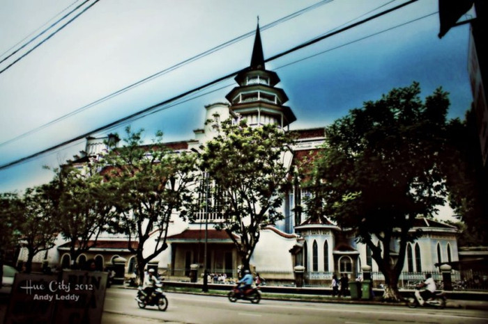 Mái nhà thờ cao 32m, chính giữa nhà thờ là tháp chuông (điều khiển bằng điện) gồm ba tầng mà một chóp có độ cao 53 m. Đỉnh chóp nhọn vươn thẳng kết hợp với phần thân lợp ngói có mái, kiến trúc của nhà thờ là sự tổng hòa kiến trúc đông - tây. Mái nhà thờ cao 32m, chính giữa nhà thờ là tháp chuông (điều khiển bằng điện) gồm ba tầng mà một chóp có độ cao 53 m. Đỉnh chóp nhọn vươn thẳng kết hợp với phần thân lợp ngói có mái, kiến trúc của nhà thờ là sự tổng hòa kiến trúc đông - tây.