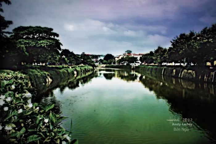 Hình ảnh về Bến Ngự với nhiều dấu tích “Bến Ngự” thời Nguyễn (theo dân gian). Hiện nay, các nhà nghiên cứu đang tiến hành các bước thu thập thông tin tư liệu và đề xuất kế hoạch thám sát, khảo cổ nhằm tìm kiếm các cứ liệu đủ độ tin cậy…