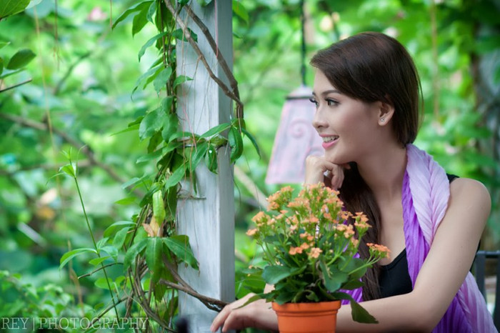 Ánh Tuyết tâm sự "Đây là bộ ảnh ngẫu hứng thôi nhưng tôi rất thích, cảm giác thiên nhiên thơ mộng, trong lành gống như một buổi sớm tinh mơ thức dậy thấy bầu trời cao xanh và mùi hương dịu nhẹ của hoa cỏ... làm tôi cảm thấy yêu đời và tự tin hơn trong cuộc sống". <<NỮ SINH KINH BẮC DỊU DÀNG KHOE SẮC TRONG TÀ ÁO DÀI <<HOT GIRL CẨM TÚ ĐẸP LÃNG MẠN TRONG SẮC MÀU HOA CỎ <<NGỠ NGÀNG HOT GIRL CÓ VẺ ĐẸP GIỐNG CA SỸ BẢO THY <<NỮ SINH CĐ DU LỊCH ĐẸP DỊU DÀNG TRONG NẮNG THU Ánh Tuyết tâm sự "Đây là bộ ảnh ngẫu hứng thôi nhưng tôi rất thích, cảm giác thiên nhiên thơ mộng, trong lành gống như một buổi sớm tinh mơ thức dậy thấy bầu trời cao xanh và mùi hương dịu nhẹ của hoa cỏ... làm tôi cảm thấy yêu đời và tự tin hơn trong cuộc sống". <<NỮ SINH KINH BẮC DỊU DÀNG KHOE SẮC TRONG TÀ ÁO DÀI <<HOT GIRL CẨM TÚ ĐẸP LÃNG MẠN TRONG SẮC MÀU HOA CỎ <<NGỠ NGÀNG HOT GIRL CÓ VẺ ĐẸP GIỐNG CA SỸ BẢO THY <<NỮ SINH CĐ DU LỊCH ĐẸP DỊU DÀNG TRONG NẮNG THU