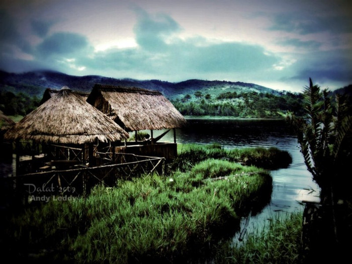 Đến với Đà Lạt để được tận hưởng những giây phút thư giãn thoải mái với những cảnh đẹp yên bình của cỏ cây, non nước...Đây là những căn chòi lá trên hồ Tuyền Lâm - Khu du lịch sinh thái Núi Đá Voi. Đến với Đà Lạt để được tận hưởng những giây phút thư giãn thoải mái với những cảnh đẹp yên bình của cỏ cây, non nước...Đây là những căn chòi lá trên hồ Tuyền Lâm - Khu du lịch sinh thái Núi Đá Voi.