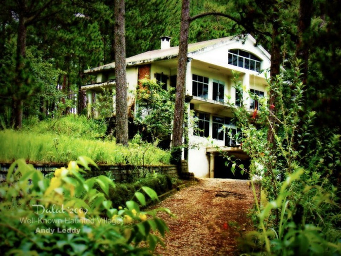 Ngôi biệt thự này đã qua khá nhiều chủ, ngoài chủ người Pháp còn có chủ người Sài Gòn, chủ Đà Lạt... Ngôi biệt thự này đã qua khá nhiều chủ, ngoài chủ người Pháp còn có chủ người Sài Gòn, chủ Đà Lạt...