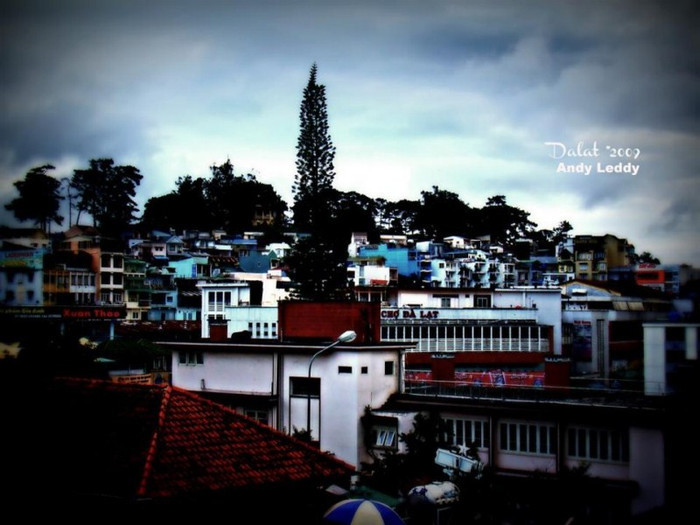 Đà Lạt bình minh, từ trên nhà cao tầng nhìn qua chợ Đà Lạt. Đà Lạt bình minh, từ trên nhà cao tầng nhìn qua chợ Đà Lạt.