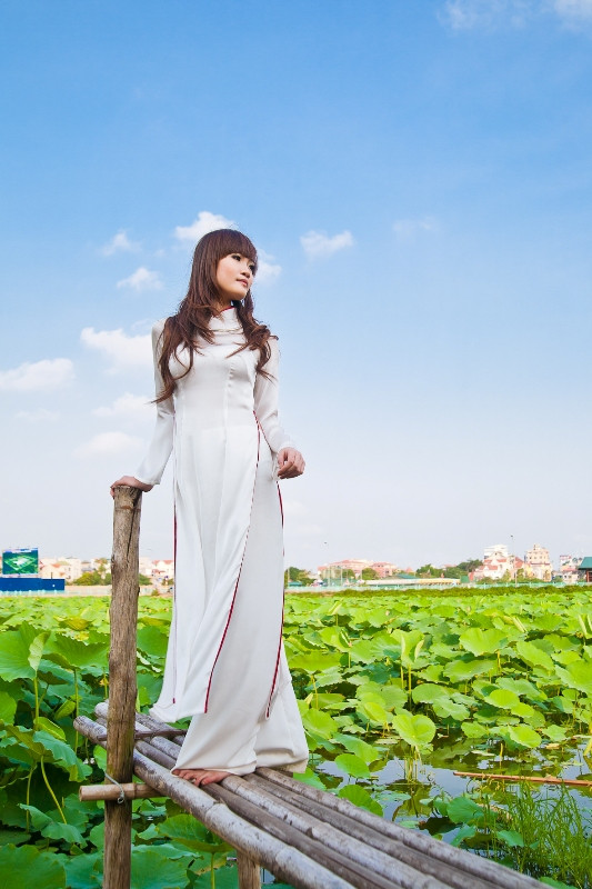 Ngọc Hà chia sẻ: "Chiếc áo dài, đặc biệt là áo dài nữ sinh có một nét đẹp duyên dáng mà không trang phục nào có được. Em tự hào được khoác lên mình bộ trang phục truyền thống quý giá khiến cô gái nào cũng thêm dịu dàng, duyên dáng thướt tha và khiến em có một cảm xúc khỏ tả, niềm tự hào về truyền thống dân tộc...". <<HOTGIRL HỌC V IỆN BÁO CHÍ ĐẸP RẠNG NGỜI TRONG SẮC THU <<NỮ SINH ĐH PHƯƠNG ĐÔNG THƯỚT THA ÁO DÀI Ngọc Hà chia sẻ: "Chiếc áo dài, đặc biệt là áo dài nữ sinh có một nét đẹp duyên dáng mà không trang phục nào có được. Em tự hào được khoác lên mình bộ trang phục truyền thống quý giá khiến cô gái nào cũng thêm dịu dàng, duyên dáng thướt tha và khiến em có một cảm xúc khỏ tả, niềm tự hào về truyền thống dân tộc...". <<HOTGIRL HỌC V IỆN BÁO CHÍ ĐẸP RẠNG NGỜI TRONG SẮC THU <<NỮ SINH ĐH PHƯƠNG ĐÔNG THƯỚT THA ÁO DÀI