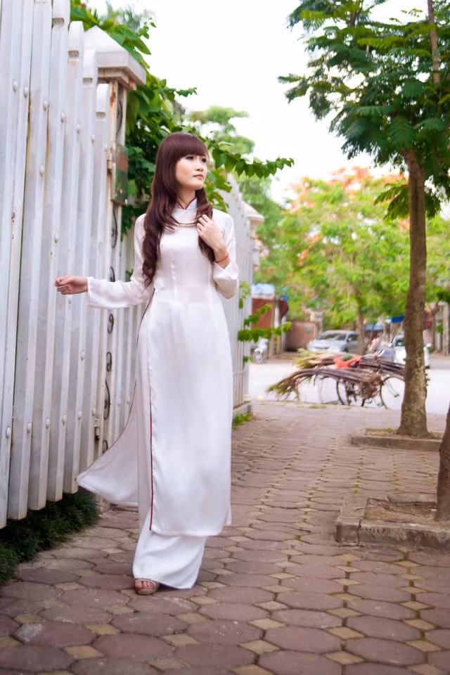 Áo dài truyền thống là sắc phục của dân tộc ta, là quốc hồn, quốc túy của nước Việt. Áo dài không chỉ đơn giản là trang phục để mặc mà còn là biểu tượng văn hóa, thể hiện bản sắc dân tộc, gắn liền với bao thăng trầm lịch sử. Trải qua nhiều biến đổi cách tân, đến ngày nay áo dài vẫn giữ được nét đẹp vốn có của nó, đi vào lòng những người con quê hương và được bạn bè năm châu biết đến... <<HOTGIRL HỌC V IỆN BÁO CHÍ ĐẸP RẠNG NGỜI TRONG SẮC THU <<NỮ SINH ĐH PHƯƠNG ĐÔNG THƯỚT THA ÁO DÀI <<NGẨN NGƠ TRƯỚC STYLE DỄ THƯƠNG CỦA HƯƠNG ZINNIE