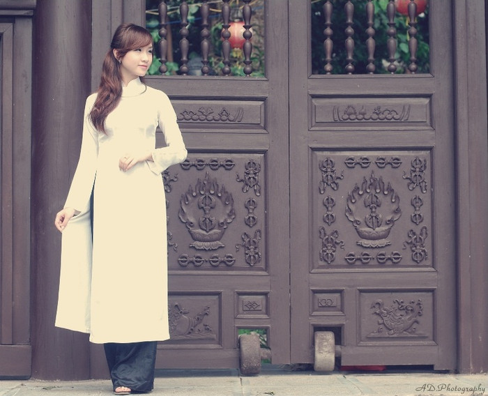 Chiếc áo dài trắng tôn lên vóc dáng mảnh mai yêu kiều và một vẻ đẹp đài các của các cô gái Hà thành xưa. <<NHỮNG NỮ SINH DIỆN DÁO DÀI ĐẸP HƠN CẢ HOA HẬU MAI PHƯƠNG THÚY(P29) <<HOTGIRL HỌC V IỆN BÁO CHÍ ĐẸP RẠNG NGỜI TRONG SẮC THU <<NỮ SINH ĐH PHƯƠNG ĐÔNG THƯỚT THA ÁO DÀI <<NGẨN NGƠ TRƯỚC STYLE DỄ THƯƠNG CỦA HƯƠNG ZINNIE