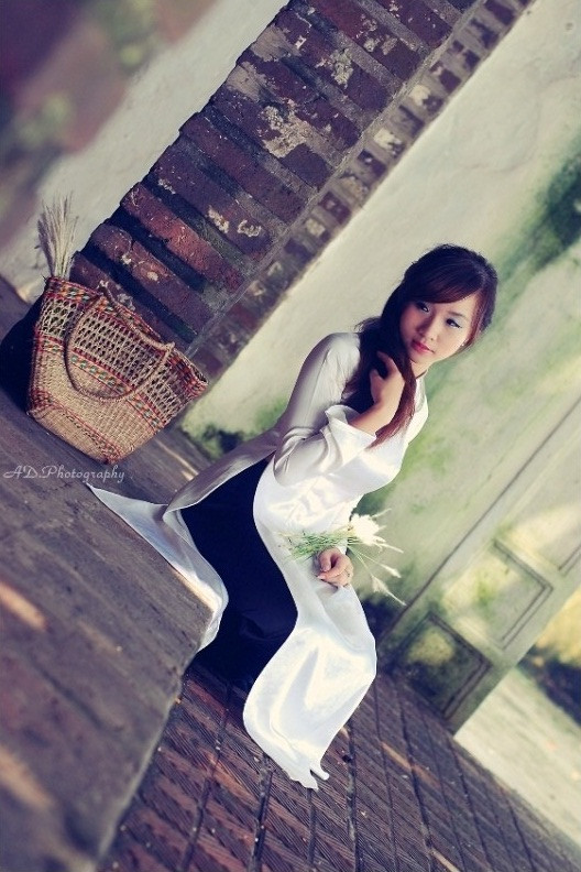 Vân Anh cũng chia sẻ cảm xúc khỏ tả khi được mặc chiếc áo dài, đặc biệt là áo dài nữ sinh bởi nó có một nét đẹp duyên dáng mà không trang phục nào có được và cô cũng tự hào là người con gái Việt, tự hào về truyền thống dân tộc...". <<NHỮNG NỮ SINH DIỆN DÁO DÀI ĐẸP HƠN CẢ HOA HẬU MAI PHƯƠNG THÚY(P29) <<HOTGIRL HỌC V IỆN BÁO CHÍ ĐẸP RẠNG NGỜI TRONG SẮC THU <<NỮ SINH ĐH PHƯƠNG ĐÔNG THƯỚT THA ÁO DÀI <<NGẨN NGƠ TRƯỚC STYLE DỄ THƯƠNG CỦA HƯƠNG ZINNIE