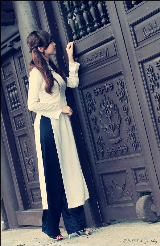 Trong bộ ảnh áo dài mới Vân Anh toát lên vẻ đẹp dịu dàng, duyên dáng của người con gái Việt. <<NHỮNG NỮ SINH DIỆN DÁO DÀI ĐẸP HƠN CẢ HOA HẬU MAI PHƯƠNG THÚY(P29) <<HOTGIRL HỌC V IỆN BÁO CHÍ ĐẸP RẠNG NGỜI TRONG SẮC THU <<NỮ SINH ĐH PHƯƠNG ĐÔNG THƯỚT THA ÁO DÀI <<NGẨN NGƠ TRƯỚC STYLE DỄ THƯƠNG CỦA HƯƠNG ZINNIE