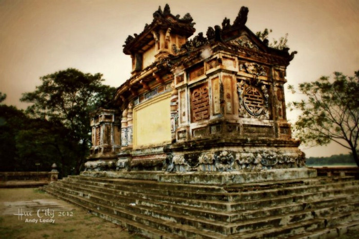Đối điện với trường Quoc Học là Bia Quốc học, toạ lạc sát bờ nam sông Hương, công trình này trước đây được xây dựng để tưởng niệm những binh sĩ người Pháp và người Việt ở Trung kỳ đã bỏ mạng vì sự nghiệp giúp nước Pháp đánh Đức trong chiến tranh thế giới lần thứ nhất. Đối điện với trường Quoc Học là Bia Quốc học, toạ lạc sát bờ nam sông Hương, công trình này trước đây được xây dựng để tưởng niệm những binh sĩ người Pháp và người Việt ở Trung kỳ đã bỏ mạng vì sự nghiệp giúp nước Pháp đánh Đức trong chiến tranh thế giới lần thứ nhất.