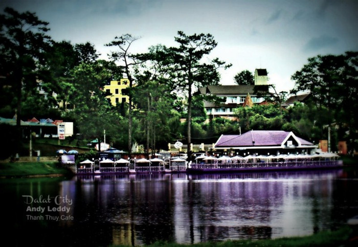 Một quán cafe lãng mạn bên bờ Xuân Hương với sắc tím mộng mơ, cảnh đẹp hài hòa. Một quán cafe lãng mạn bên bờ Xuân Hương với sắc tím mộng mơ, cảnh đẹp hài hòa.