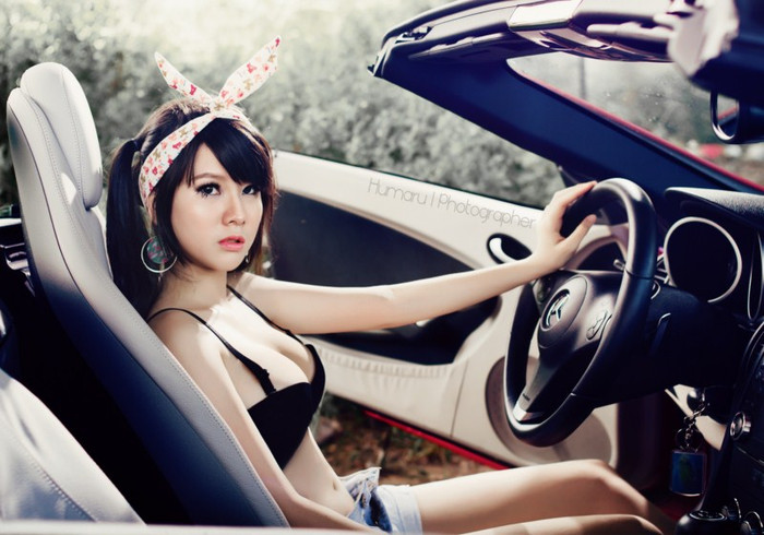 Không chỉ vẻ ngoài, nội thất Mercedes GLK 300 4matic cũng tận dụng hầu hết các mặt phẳng, từ bảng điều khiển trung tâm, mặt táp-lô, đến các chi tiết trên cửa. Rất khó tìm thấy sự nhẹ nhàng, êm ái như trên các dòng Mercedes khác. Không chỉ vẻ ngoài, nội thất Mercedes GLK 300 4matic cũng tận dụng hầu hết các mặt phẳng, từ bảng điều khiển trung tâm, mặt táp-lô, đến các chi tiết trên cửa. Rất khó tìm thấy sự nhẹ nhàng, êm ái như trên các dòng Mercedes khác.