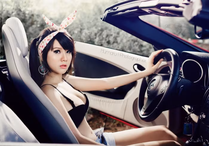 Không chỉ vẻ ngoài, nội thất Mercedes GLK 300 4matic cũng tận dụng hầu hết các mặt phẳng, từ bảng điều khiển trung tâm, mặt táp-lô, đến các chi tiết trên cửa. Rất khó tìm thấy sự nhẹ nhàng, êm ái như trên các dòng Mercedes khác. Không chỉ vẻ ngoài, nội thất Mercedes GLK 300 4matic cũng tận dụng hầu hết các mặt phẳng, từ bảng điều khiển trung tâm, mặt táp-lô, đến các chi tiết trên cửa. Rất khó tìm thấy sự nhẹ nhàng, êm ái như trên các dòng Mercedes khác.