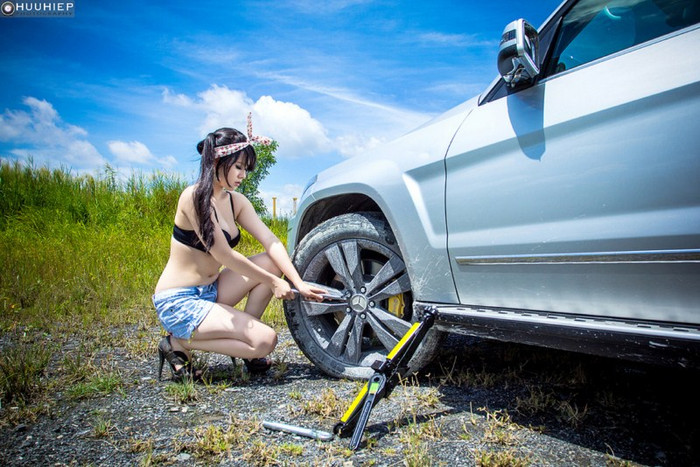 Hai đầu xe được tạo dáng sắc nét và năng động với những đường nét dứt khoát và điểm nhấn phía trước là dàn đèn Bi-xenon với công nghệ chiếu sáng thông minh; nổi bật phía sau là cụm đèn sau công nghệ LED và ống xả kép. Hai đầu xe được tạo dáng sắc nét và năng động với những đường nét dứt khoát và điểm nhấn phía trước là dàn đèn Bi-xenon với công nghệ chiếu sáng thông minh; nổi bật phía sau là cụm đèn sau công nghệ LED và ống xả kép.