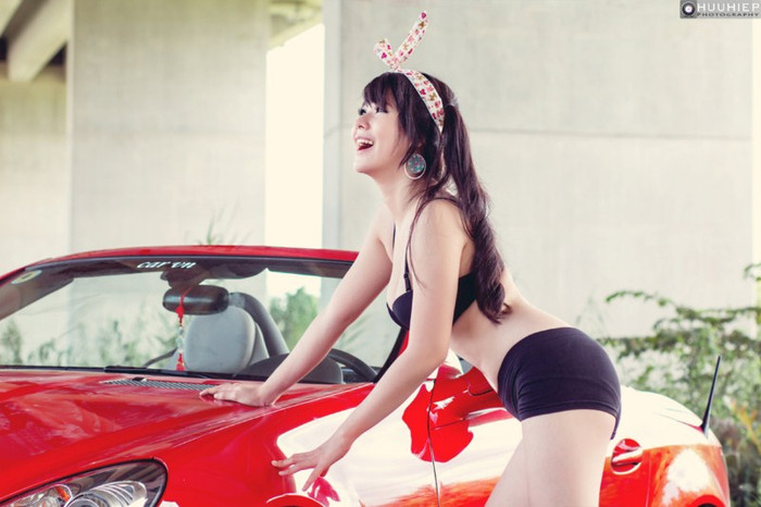 Còn đây là chiếc xe Mercedes SLK 280 mui trần màu đỏ được coi là dòng xe tuyệt vời và ấn tượng mang dấu ấn Mercedes. Còn đây là chiếc xe Mercedes SLK 280 mui trần màu đỏ được coi là dòng xe tuyệt vời và ấn tượng mang dấu ấn Mercedes.