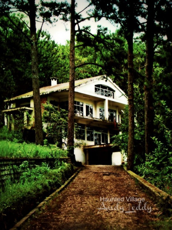 Ngôi biệt này nằm trên dốcPrenn được người Pháp xây từ năm 1912, đến nay đã gần một thế kỷ. Thoáng nhìn ngôi biệt thự này hiện ra trong sự hoang tàn nhưng vẫn còn đó nét đẹp kiến trúc mà người Pháp đã dày công thiết kế, xây dựng. Ngôi biệt này nằm trên dốcPrenn được người Pháp xây từ năm 1912, đến nay đã gần một thế kỷ. Thoáng nhìn ngôi biệt thự này hiện ra trong sự hoang tàn nhưng vẫn còn đó nét đẹp kiến trúc mà người Pháp đã dày công thiết kế, xây dựng.