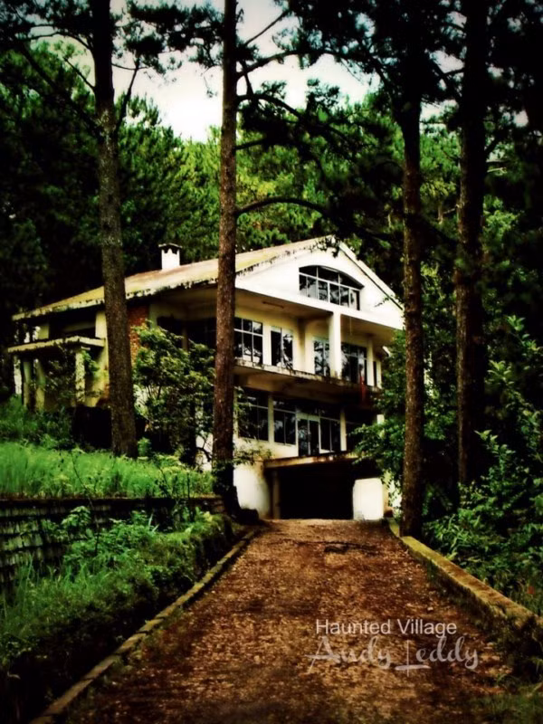 Ngôi biệt này nằm trên dốcPrenn được người Pháp xây từ năm 1912, đến nay đã gần một thế kỷ. Thoáng nhìn ngôi biệt thự này hiện ra trong sự hoang tàn nhưng vẫn còn đó nét đẹp kiến trúc mà người Pháp đã dày công thiết kế, xây dựng.